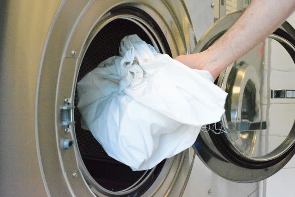 introduire le linge dans le tambour